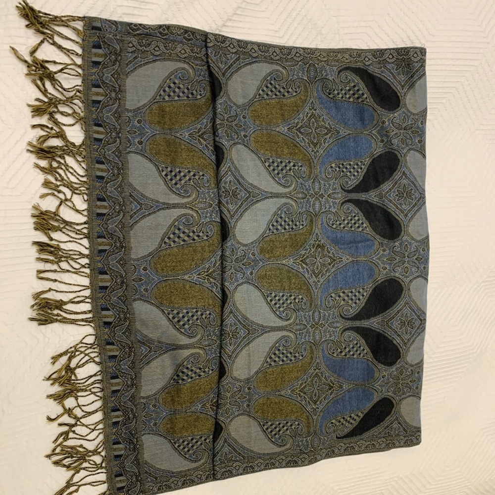 Scarf with fringe